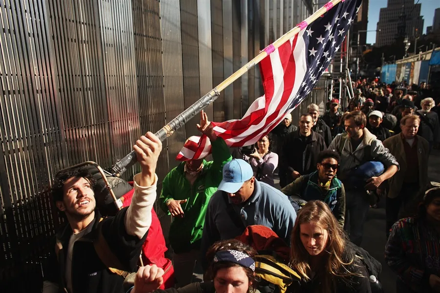 Đoàn người biểu tình bắt đầu khởi hành từ công viên Zuccotti (New York) hôm 9-11 Đoàn người biểu tình bắt đầu khởi hành từ công viên Zuccotti (New York) hôm 9-11